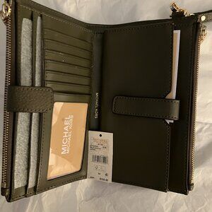 Michael Kors Jet Set wallet in a gorgeous olive green — stylish and practical wi